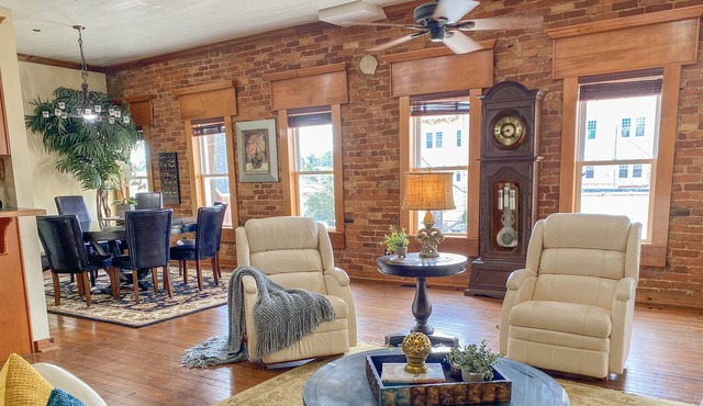 L👀K! Main Street Loft -- Historic Building in Downtown Enterprise - SLEEPS 8-10