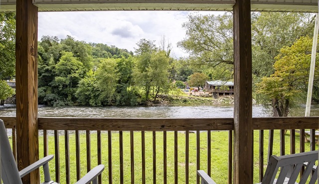 Lloyd's On The River Country Inn By OYO