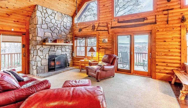 Log cabin with amazing mountain views, pool table, movie room & fireplace