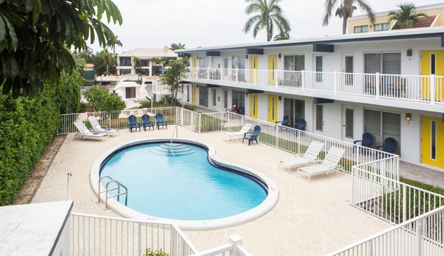 Lovely apartment on the canal with a pool
