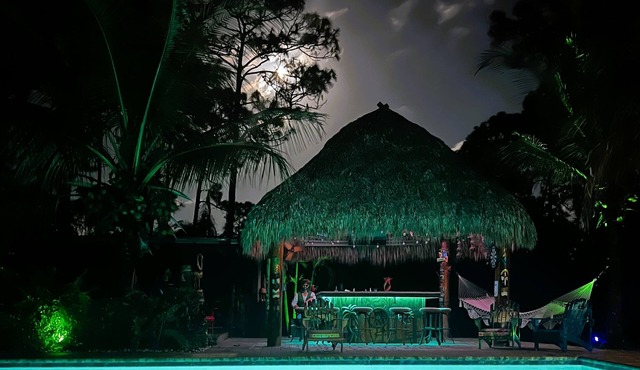 Lovely Casa Tropicana Lox - Private Guesthouse and Pool, Dog Friendly!