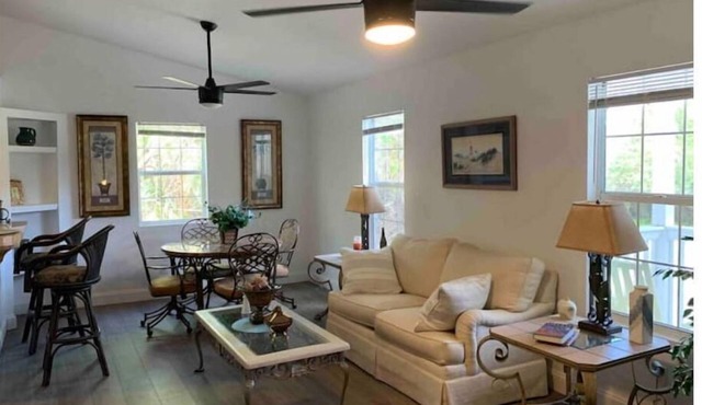 Lovely home 20 minutes to Melbourne beach, 3br 2bath king bed, deck, EV charger