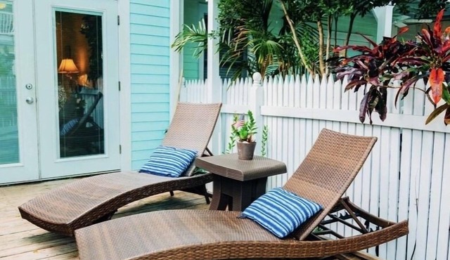 Low Key Vibe, Low Oct Rates! 2 bikes, 2 blocks from Duval,Pool, Oceann