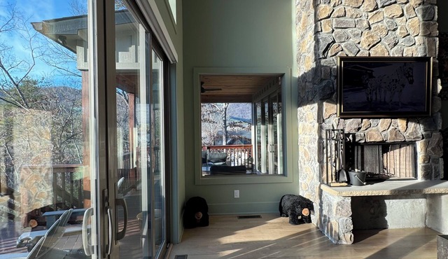 Lux cabin w/sauna, hottub & seasonal mountain views