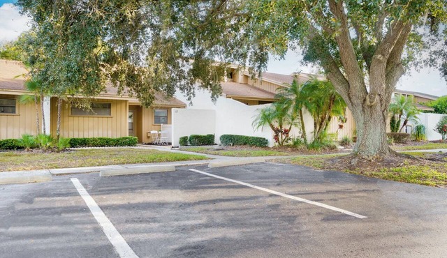Luxe 2-Bed Condo Near Orlando & Tampa – King Bed, Smart TVs, Serene Terrace, +