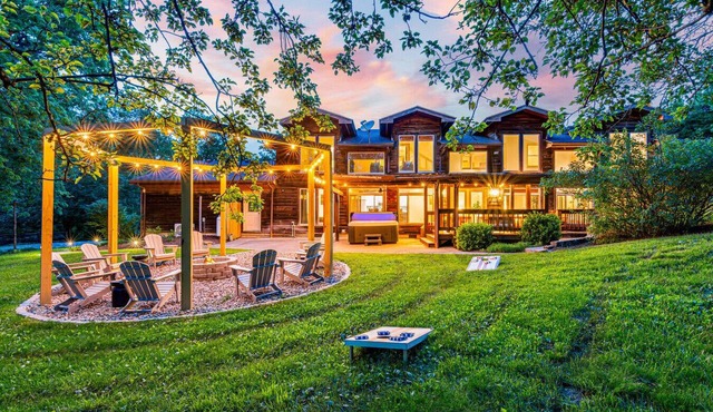Luxe Bourbon Trl~Game Rm~Golf Sim~Hot Tub~Fire Pit