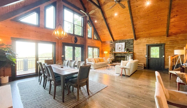 Luxe Mountain getaway only 15 minutes from the city!