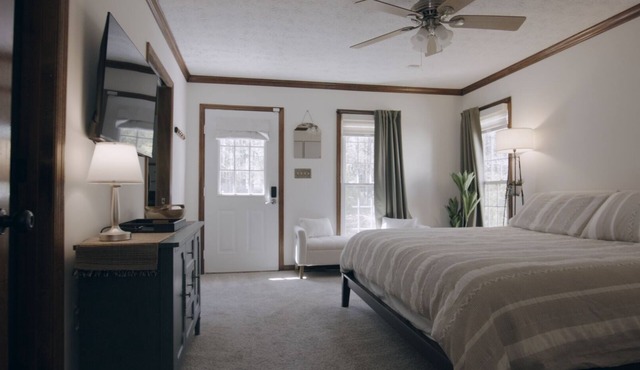 Luxurious 1-Bedroom Townhome in Peachtree City with AC