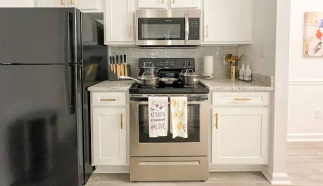 LUXURIOUS 1BR UNIT WITH LOTS OF AMENITIES