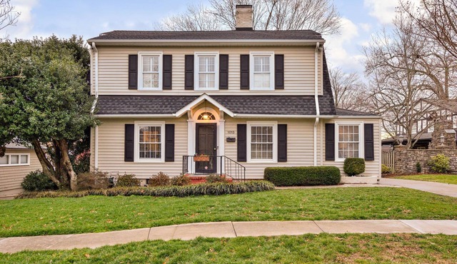 Luxurious Cape Cod in Emerywood - Minutes to Furniture Market & HP University