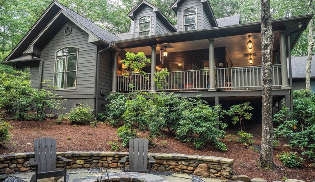 Luxurious Mountain Escape - Crisp Mountain Air Beckons.