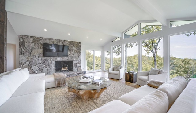 Luxurious Mountain Retreat w/Long Range Views!