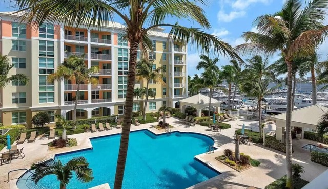 Luxurious Resort Style 2/2 Condo in charming Lantana.