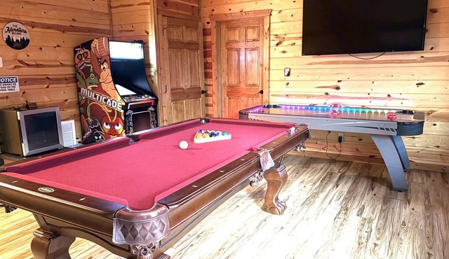 Luxury 2 King Master Suites 2 Baths, Sleeps 6, Game Room, Hot Tub, Jetted Tubs