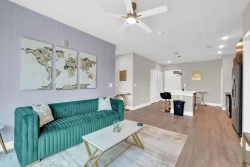 Luxury 2BR Retreat Near The Battery - 2 King Bed Beds - FREE Parking