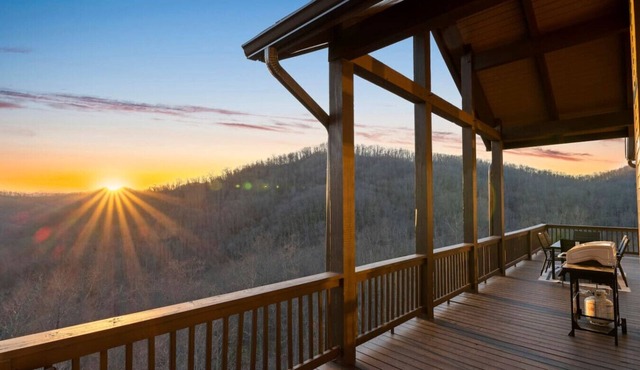 Luxury Condo, King Suite, Amazing View, Peace, and Hiking!