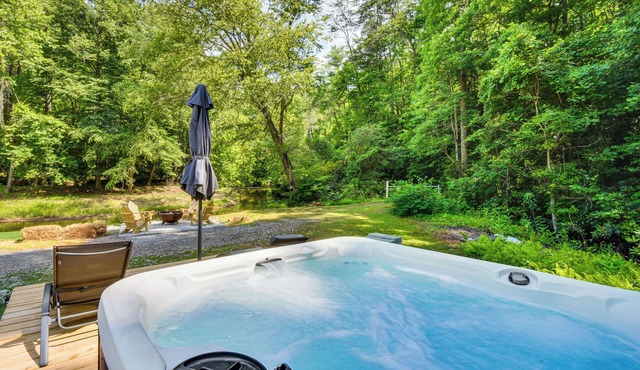 Luxury Creekside Cabin w/Hot Tub, Near Helen!