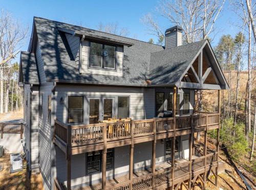 Luxury Creekside wonderland