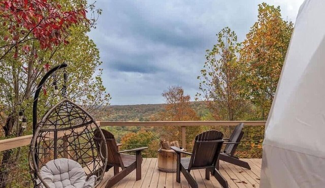 Luxury Fully Equipped Dome with Hot-Tub and Impressive Deck in Tennessee