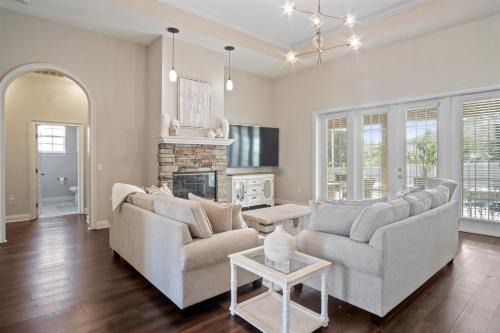 Luxury Heated Pool Home, 85 inch TV, King bed