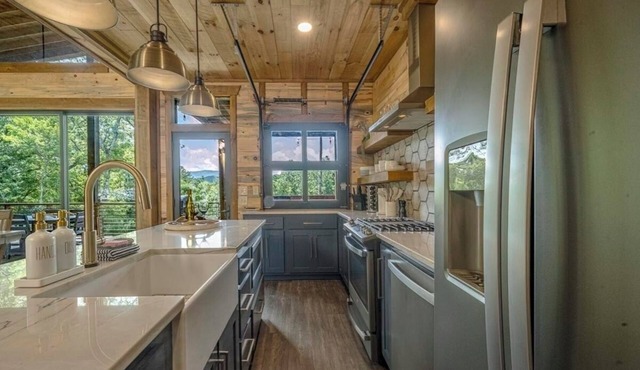 Luxury Holiday Retreat+Hot Tub+Pool Table+Mtn view