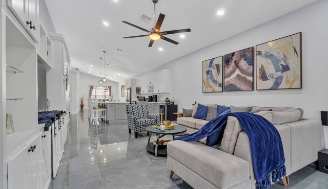 LUXURY HOME! 4BEDS/3B. PRIVATE POOL!