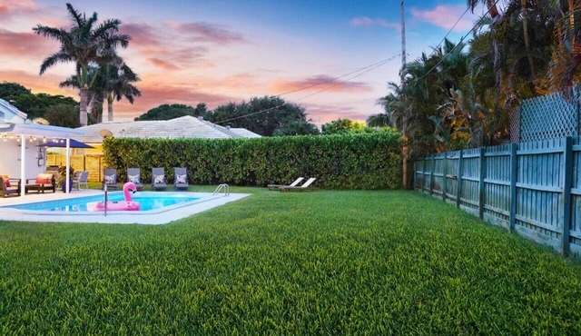 Luxury Home | Heated Salt Pool Walk to BEACH! BBQ, EV, Fast WIFI Golf Simulator