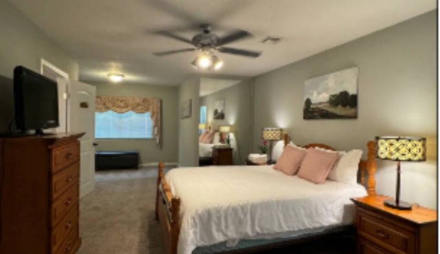 Luxury Home, Seven minutes from the airport!