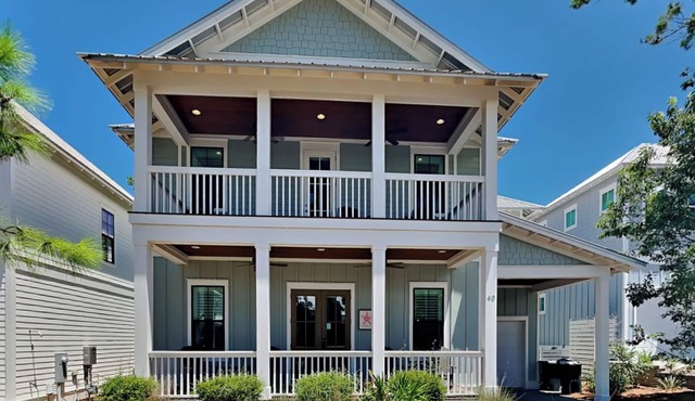 Luxury Home, Close to Beach with Golf Cart + Community Pool