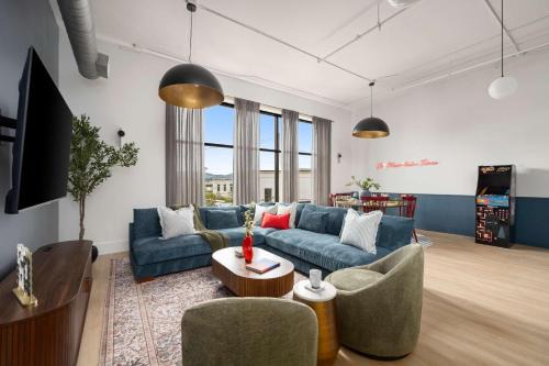 Luxury Loft Walk to Restaurants Nightlife