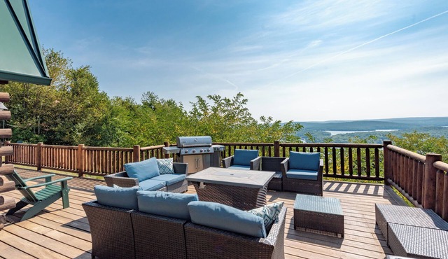 Luxury Log Chalet Overlooking Deep Creek w/Hot Tub
