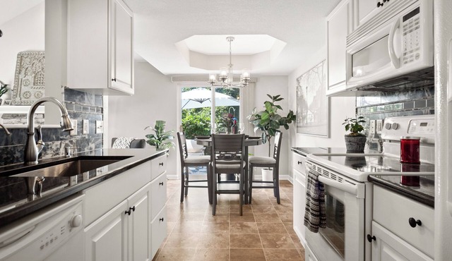Luxury Sun-Drenched 2 BR 2 BA Minutes from Everything
