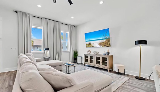 Luxury Townhouse, Private Saltwater Pool, Steps to Beach