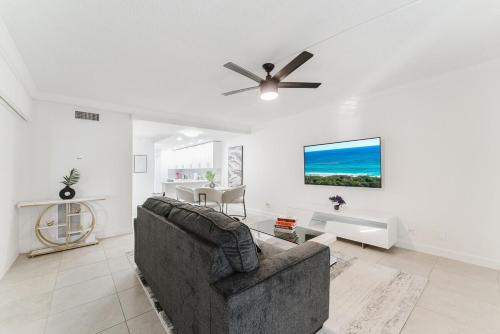 Luxury Waterfront Boca with Pool, Hot Tub and Boat Views
