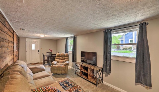 'Lynn' Dog-Friendly Abode w/Mountain Views!