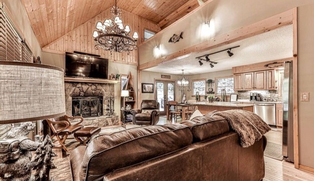 Magical Forest Lodge-HotTub-Pool Table-Fireplace-Creek