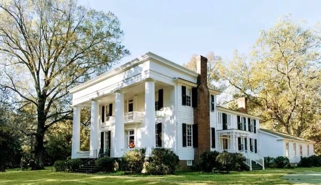 Magnolia room at Chantilly bed & breakfast in delightful Washington with AC