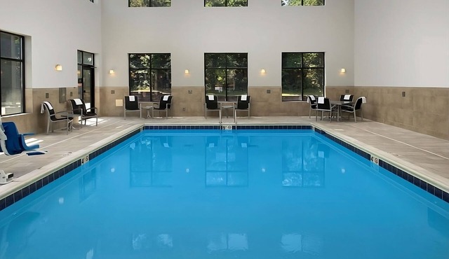 Making The Best Memories Along The Way! 3 Relaxing Units, Indoor Pool, Breakfast