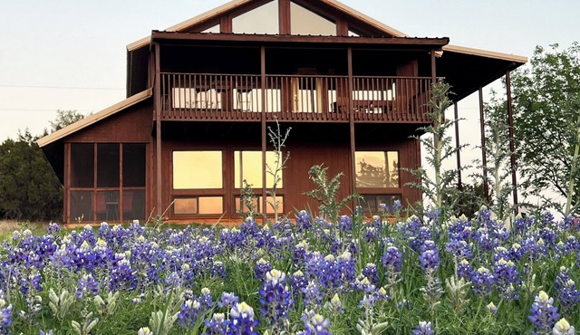 Mata'Zamo cliffside cabin, 1000 acres hiking trails, farm animals, family fun!