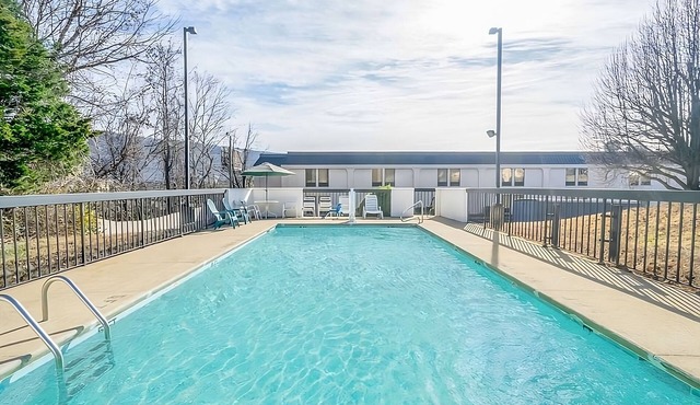 Maximum Comfort! Free Parking, Seasonal Pool, Short Drive to Coker Tire Museum!