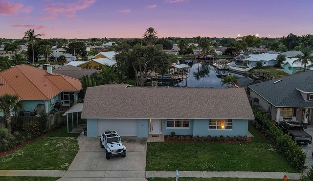 Merritt Island Getaway Spacious 5-bedroom house in with AC, WiFi