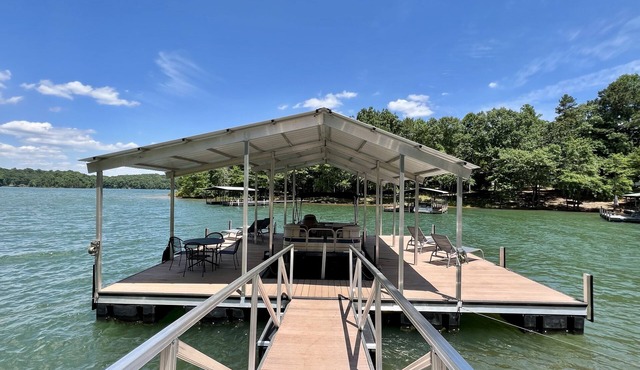 Mid Century 4 BR Lake Hartwell Home with Great views, good vibes, + large dock