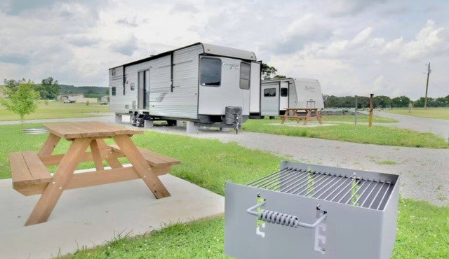Mins from the Lake! Camper King Bed Firepit