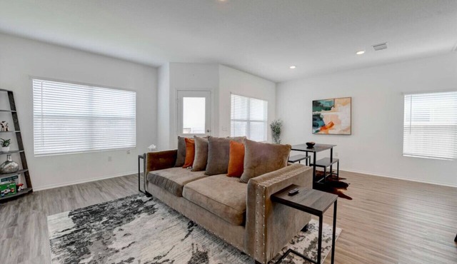 Minute from Austin Airport Del Valle