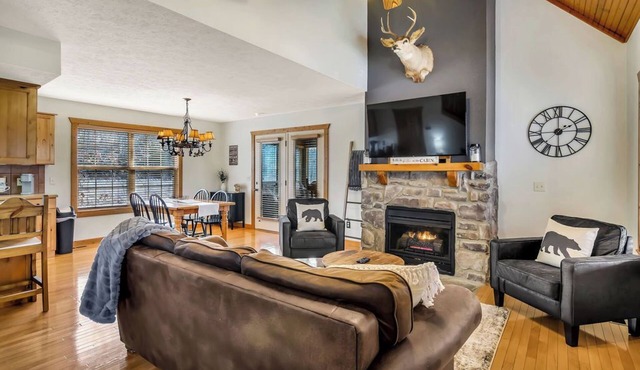 Minutes from SDC! Pools! Scenic Wooded Views! Lake!
