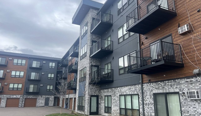 MN New High End 1 BDRM Main Floor