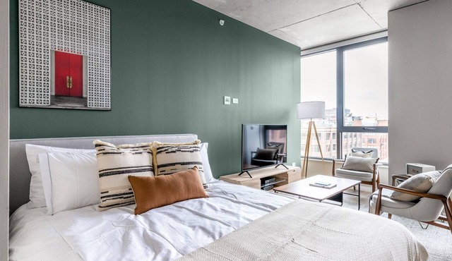 Mod West Loop Studio w/Gym, Pool, nr. Restaurant Row, by Blueground in Chicago