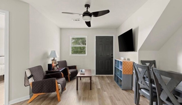 Modern 2BR Apartment in Summerhill Near Stadium, Universities & Downtown