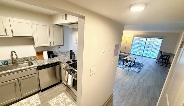 Modern 2BR Apartment Pool Access Near UAB & St. Vincent Fast WiFi W/D