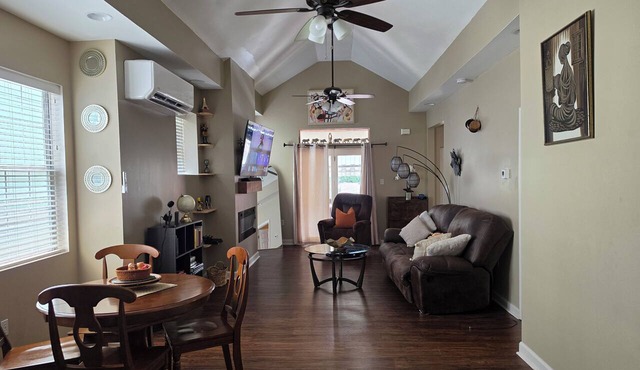 Modern 2br apt walking distance to the T